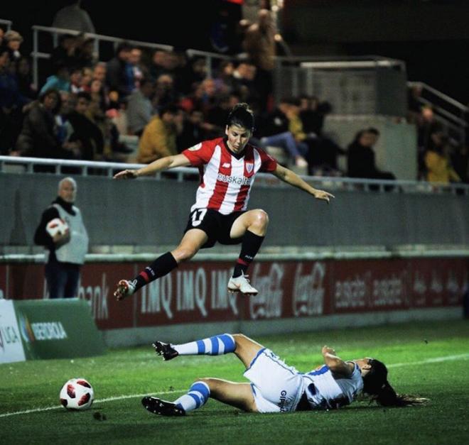 Lucía García salta sobre una jugadora txuri urdin en un derbi (Foto: @Luciadelapola17).
