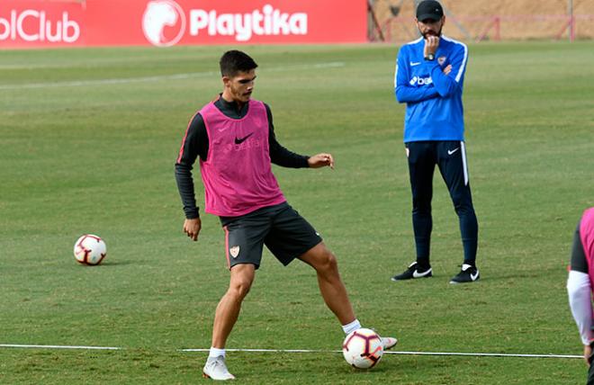 André Silva, bajo la mirada de Machín, en un entrenamiento del Sevilla (Foto: Kiko Hurtado).