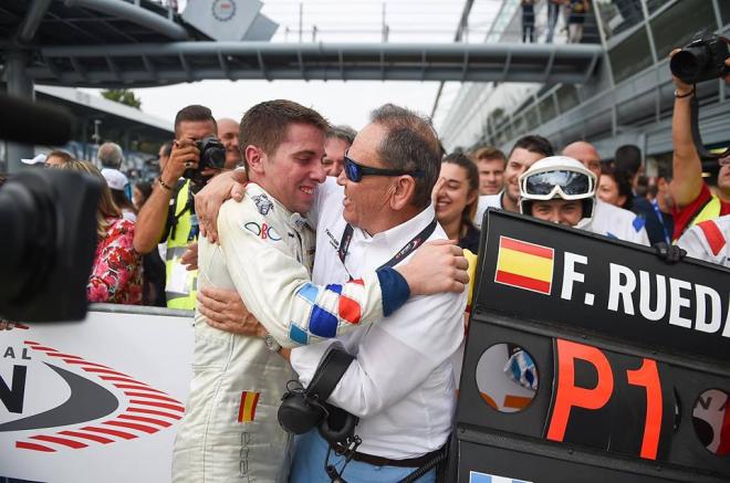 Fran Rueda, felicitado en el pitlane en Monza.