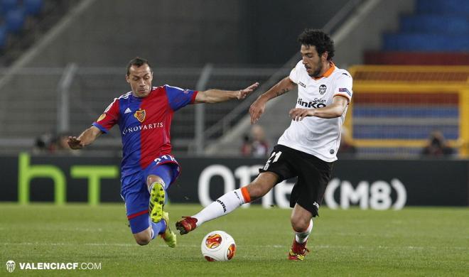 Dani Parejo controla un balón ante el Basel. (Foto: Valencia CF)
