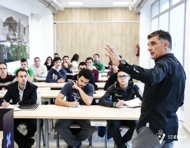 José luis Mendilibar impartiendo un curso a entrenadores noveles (Foto: SD Eibar).