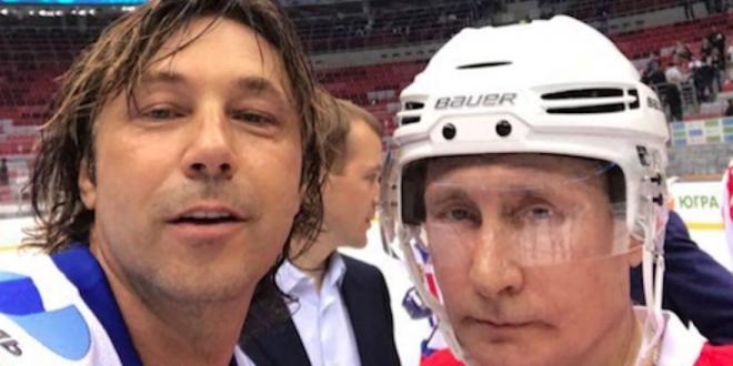 Mostovoi, exjugador del Celta, se hace una foto con Vladímir Putin, presidente de Rusia, tras un partido de hockey.