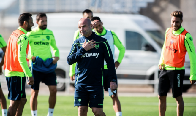 Paco López bromea con sus jugadores en el entrenamiento de este martes.