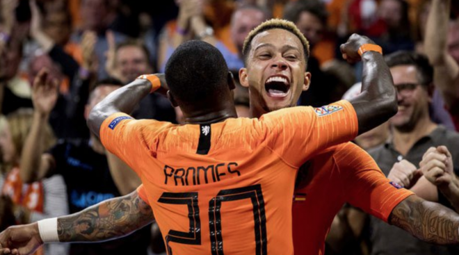 Promes celebra el gol de Depay, pretendido por el FC Barcelona, con Holanda.