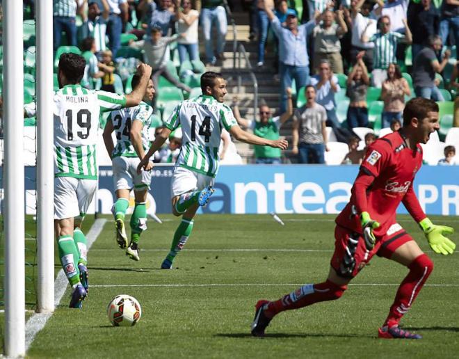 Rubén Castro celebra uno de los goles de aquel día ante el enfado de Javi Varas (Foto: RealValladolid.es).