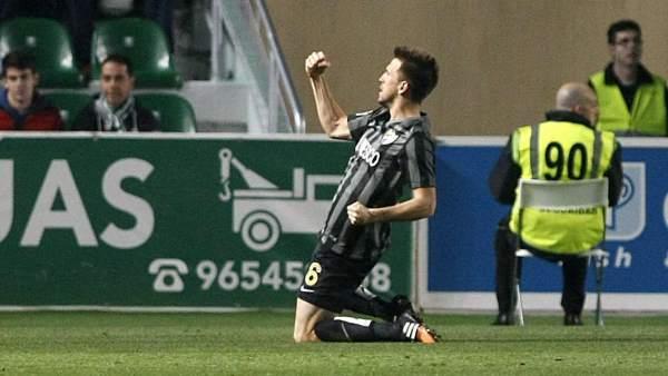 Camacho celebra un gol con el Málaga en el Martínez Valero (Foto: EFE).