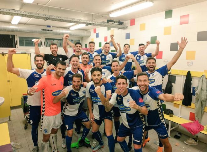 Los jugadores del Ebro celebran el pase a los dieciseisavos de final de la Copa del Rey.