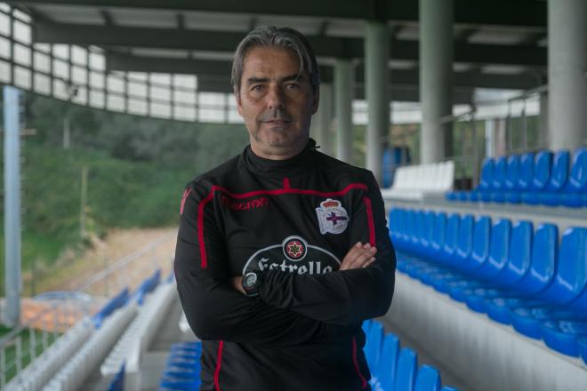 Natxo González, técnico del Deportivo, posa para ElDesmarque en Abegondo (Foto: Iris Miquel).