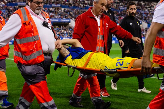 Carrillo se marcha lesionado en camilla (Foto: Dani Marzo).