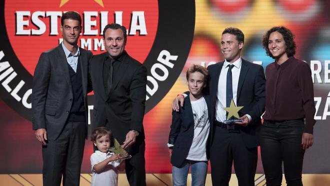 Sergio González junto a su hijo y Rubi, tras recibir el premio a mejores entrenadores catalanes (Foto: Pere Puntí).