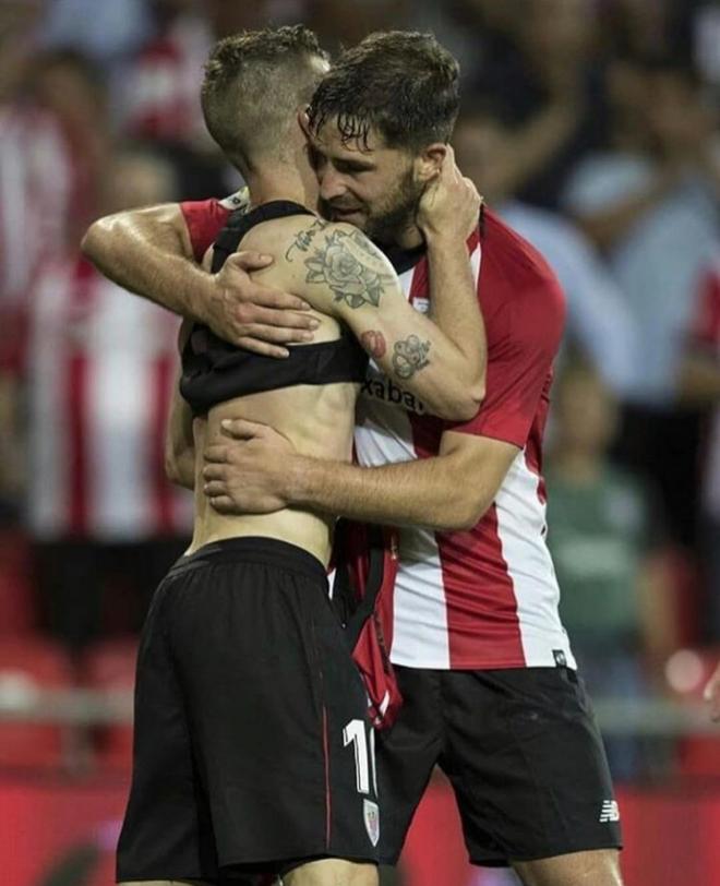 Yeray abraza a Iker Muniain tras un gol conseguido por el atacante de la Txantrea