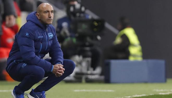 Abelardo Fernández, ahora en el ojo del huracán, en un partido del Deportivo Alavés.