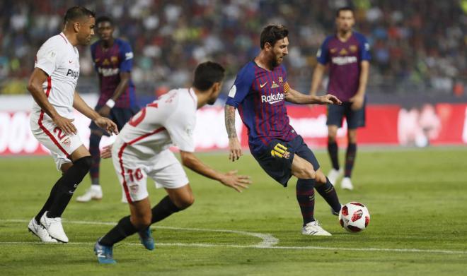 Leo Messi, frente a Jesús Navas en el Barcelona-Sevilla.