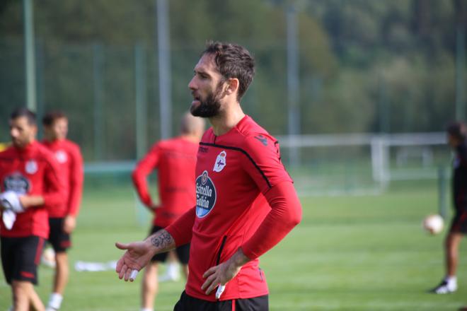 Dani Giménez se ejercita junto al resto de la plantilla en Abegondo (Foto: Iris Miquel).