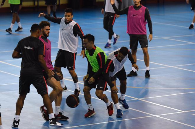 El Sevilla, entrenando en el polideportivo de Montequinto (Foto: Kiko Hurtado).
