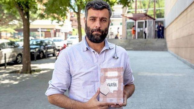 Nacho Carretero con un ejemplar de 'Fariña' (Foto: EFE).