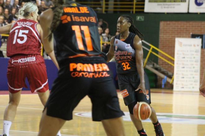 Jori Davis en el partido entre Valencia y Gernika (Foto: Valencia Basket).