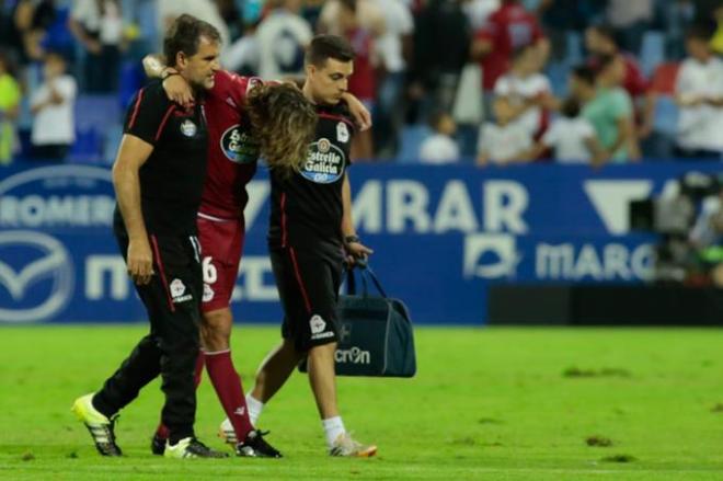 Sabastián Dubarbier se retira lesionado del partido de la Copa del Rey que jugaron Zaragoza y Dépor en La Romareda (Foto: Dani Marzo).