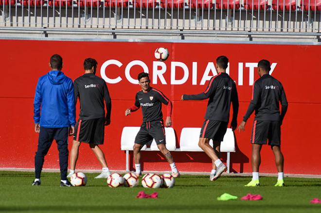 Los jugadores del Sevilla, en un entrenamiento (Foto: Kiko Hurtado).