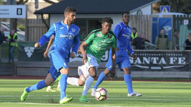 Paul Akoukou (camiseta verde), durante su etapa en el fútbol sueco.