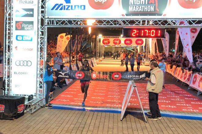 Fikre Bekele cruzaba la meta como ganador de la Bilbao Night Marathon (Foto: BNM).