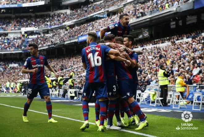 El Levante UD celebra un gol en el Bernabéu. (Foto: LaLiga)