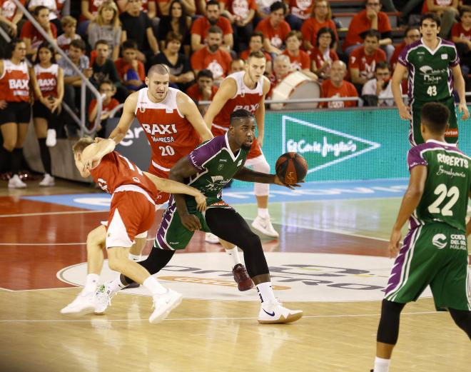 Lessort sale botando la bola ante Manresa (Foto: ACB Photo / J. Alberch).