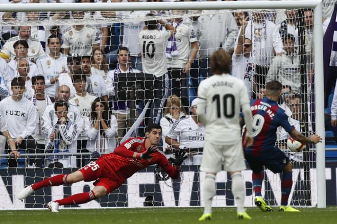 Roger bate a Courtois de penalti para hacer el 0-2 en el Real Madrid-Levante.