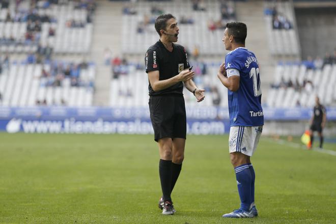 Saúl Berjón charla con el árbitro Vicandi Garrido en el Osasuna-Real Oviedo (Foto: Luis Manso).