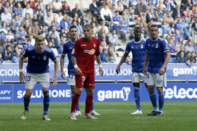 Christian Fernández y Mossa, en una acción del Real Oviedo-Osasuna (Foto: Luis Manso).