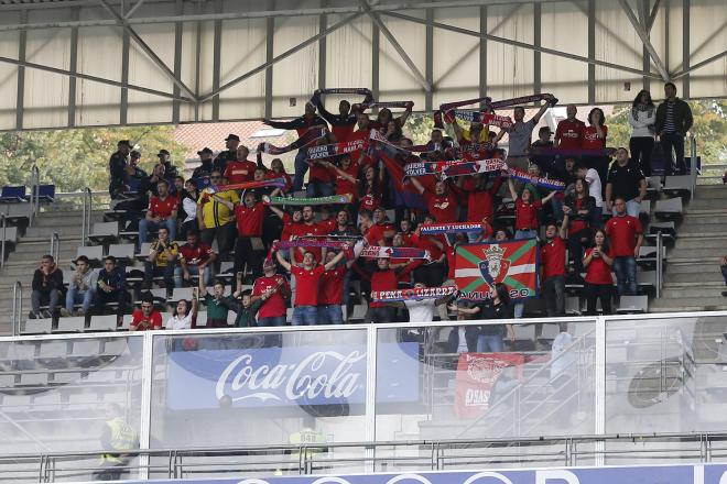 Aficionados de Osasuna en el Carlos Tartiere (Foto: Luis Manso).