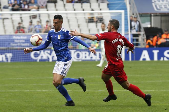 Sergio Tejera se lleva el balón ante Fran Mérida en el Real Oviedo-Osasuna (Foto: Luis Manso).