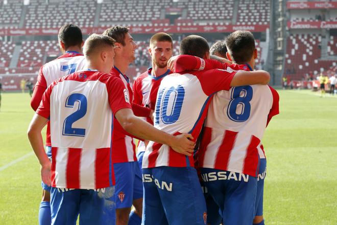Los jugadores del filial rojiblanco celebran un gol ante el Racing de Santander (Foto: Luis Manso)