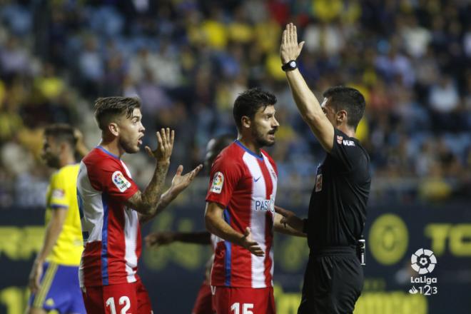 Álvaro Jiménez y Canella le reclaman una acción a Soto Grado, árbitro del Cádiz-Sporting (Foto: LaLiga).