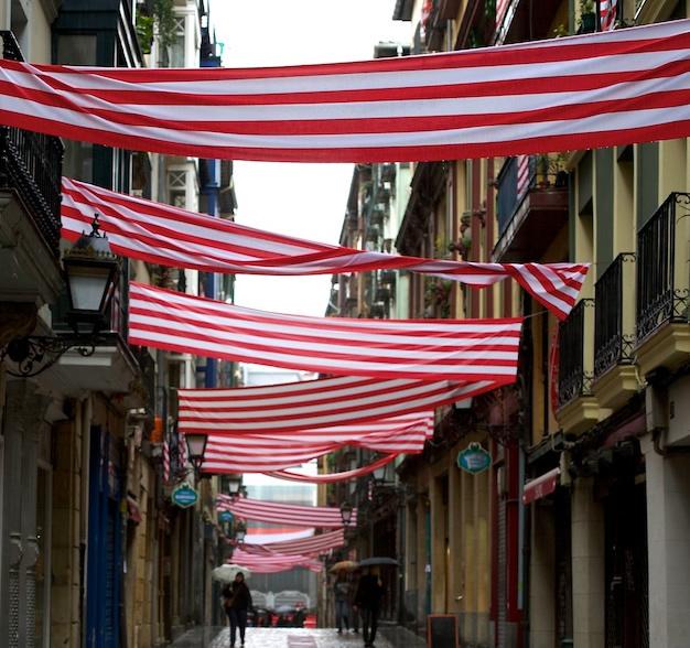 Banderas del Athletic Club engalanando el Casco Viejo de Bilbao