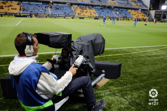 Una cámara de televisión en la previa de un partido de LaLiga (Foto: LaLiga).