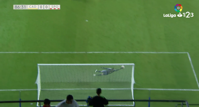 Momento de la espectacular parada de Cifuentes al tiro de André Sousa en el Cádiz-Sporting.