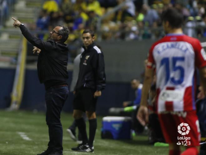 Álvaro Cervera da indicaciones en el Cádiz-Sporting (Foto: LaLiga).