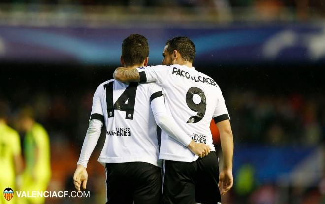 Gayà y Alcácer celebran un gol contra el Gent (Foto: Valencia CF).