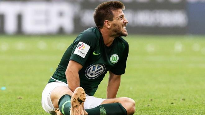 Ignacio Camacho se duele de un golpe en un partido (Foto: Wolfsburg).