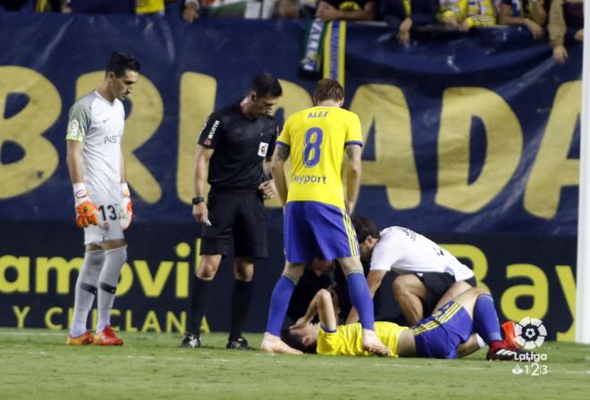 Kecojevic se duele en el césped de Carranza de su lesión en el brazo durante el Cádiz-Sporting (Foto: LaLiga).