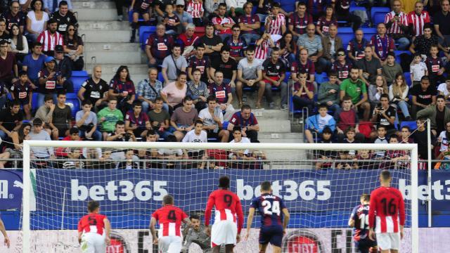 Charles anotó de penalti el 1-0 ante Iago Herrerín (Foto: LaLiga).