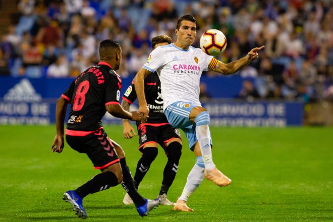 Alberto Zapater en el partido frente al Tenerife en La Romareda (Foto: Daniel Marzo).