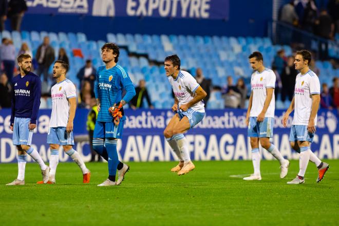 Los jugadores del Real Zaragoza lamentan la derrota contra el Tenerife en el último minuto (Foto: Dani Marzo).