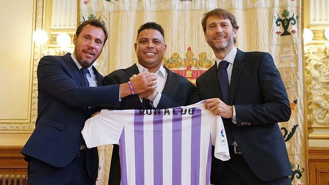 Ronaldo Nazário, entre Óscar Puente y Carlos Suárez, tras convertirse en el nuevo propietario del Real Valladolid.
