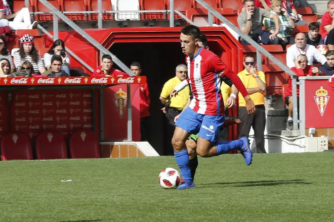 Pedro Díaz en un encuentro con el Sporting B en El Molinón (Foto: Luis Manso).