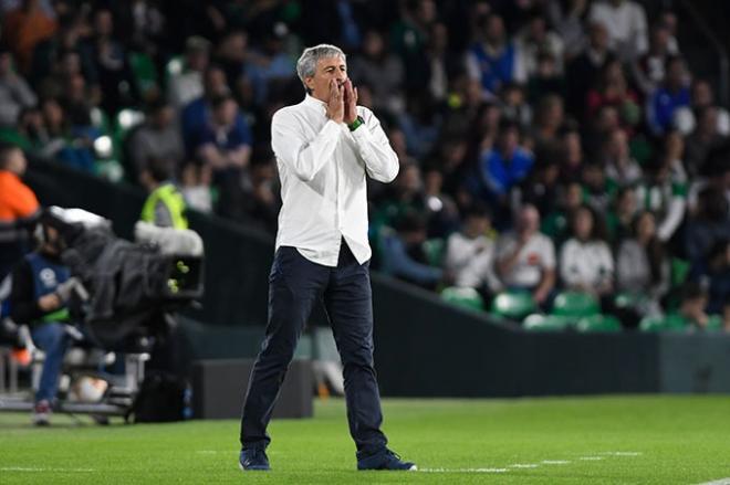 Quique Setién da instrucciones en el partido ante el Valladolid (Foto: Kiko Hurtado).