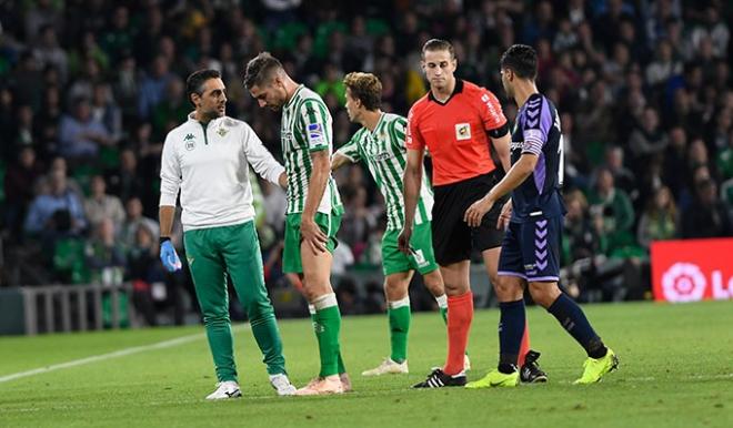 Javi García se marcha lesionado ante el Valladolid. (Foto: Kiko Hurtado).