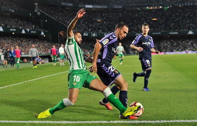 Nacho Martínez pugna con Boudebouz en el Villamarín (Foto: Kiko Hurtado).