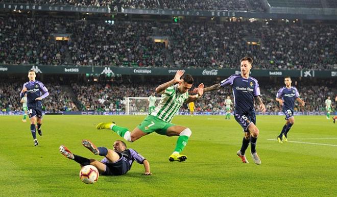 Sergio León intenta una jugada en el partido ante el Valladolid (Foto: Kiko Hurtado).